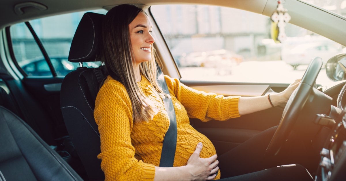 Schwangere fährt mit Auto