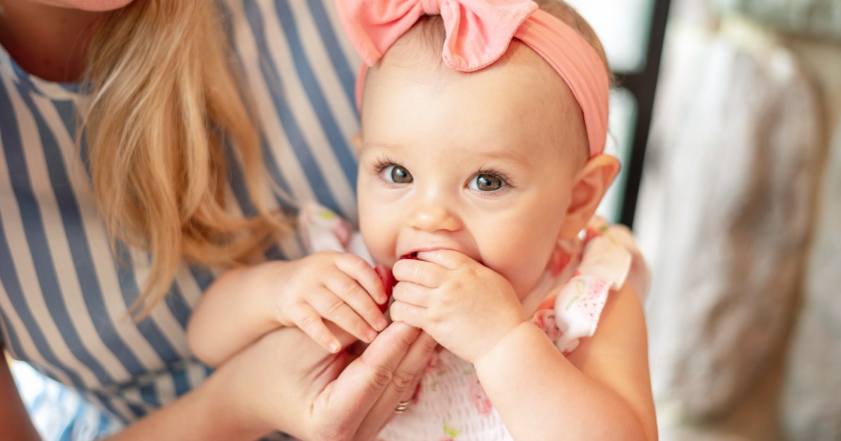 Baby Mädchen wird gefüttert