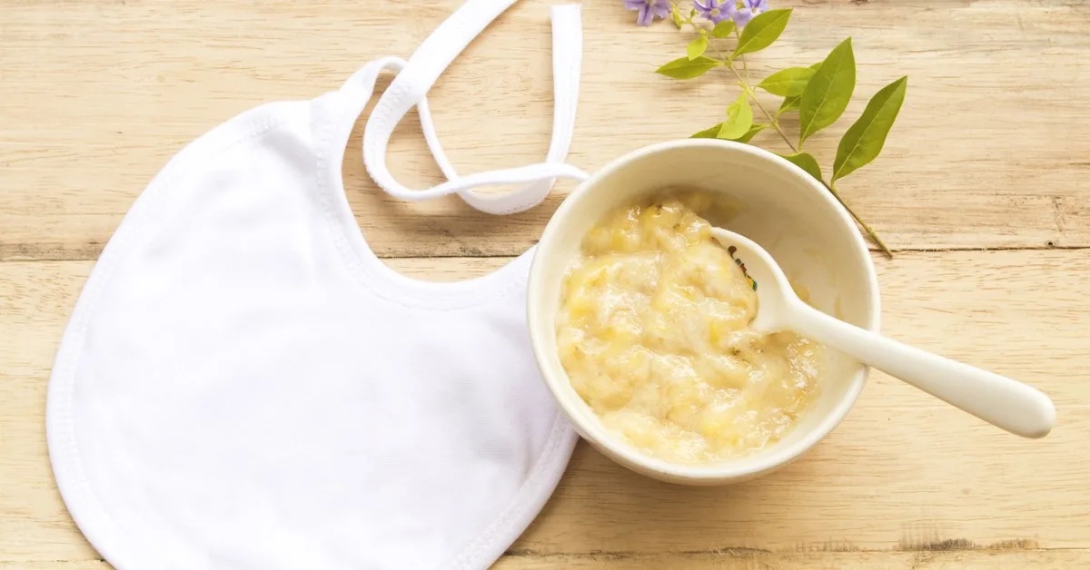 Babybrei und Babylätzchen