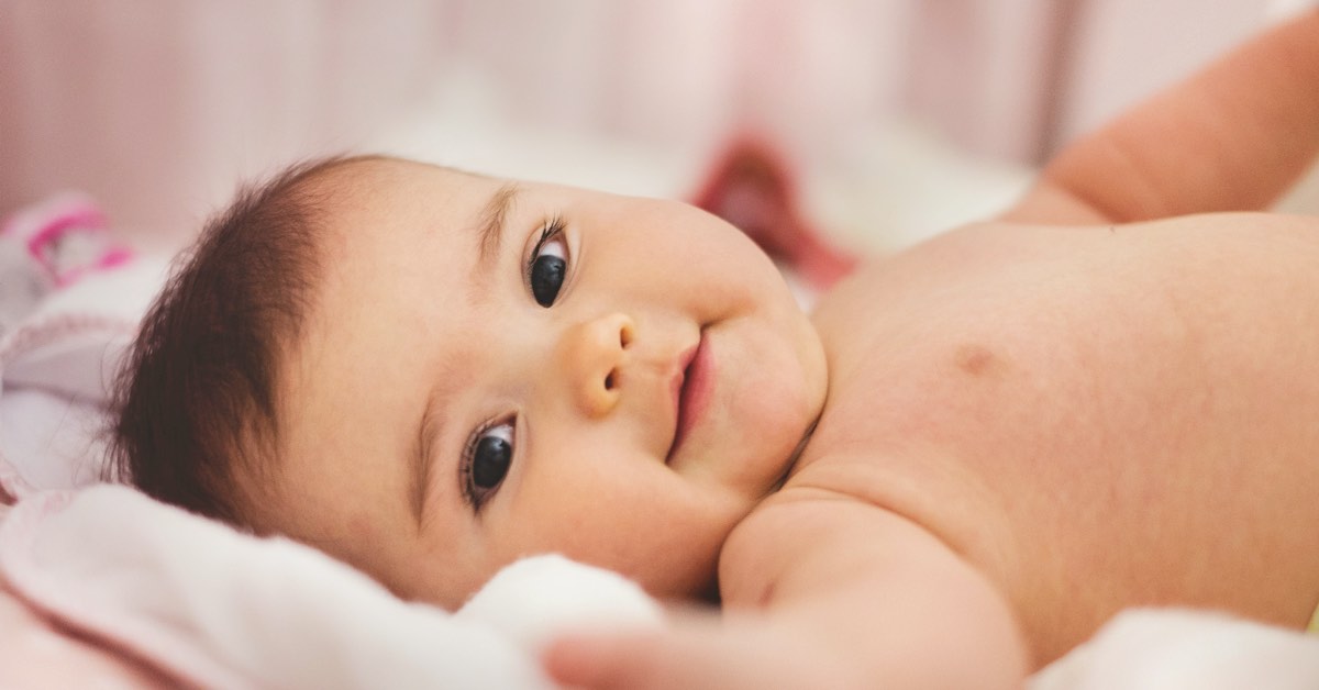 Kleines Baby sieht in Kamera