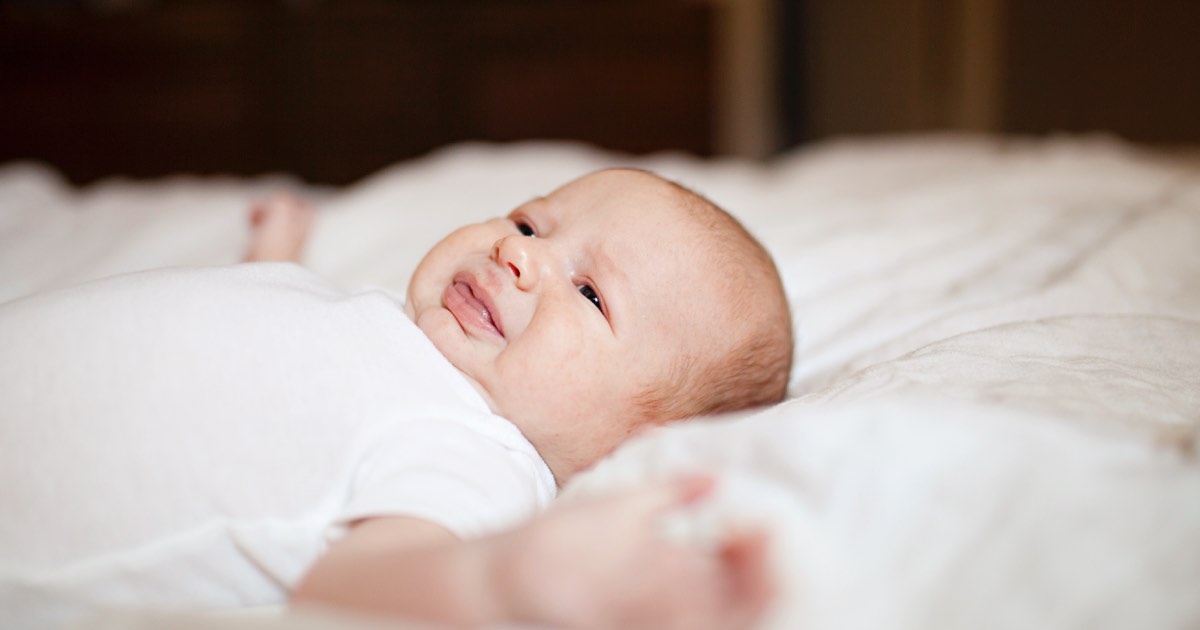 Baby liegt im Bett und schreit