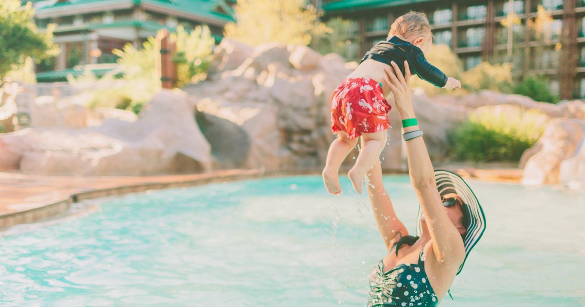 Junge Mutter wirft Baby im Pool in die Luft