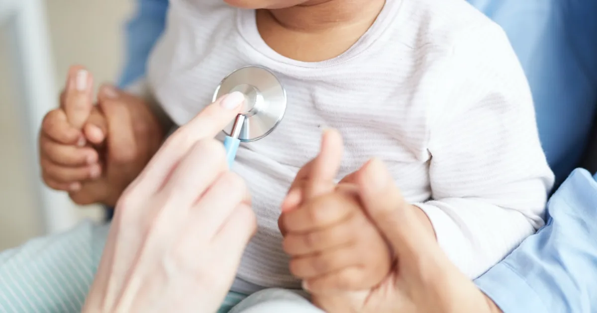 Baby wird vom Doktor abgehört