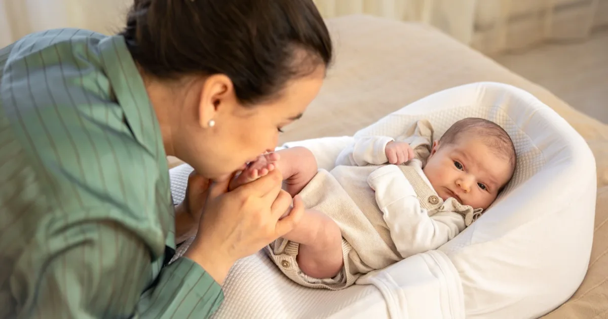 Mutter hält die Füße ihres Babys