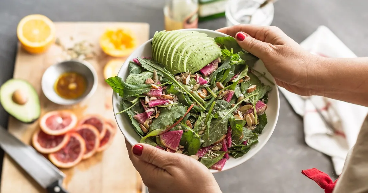 Gesunde Salatschüssel mit Avocado