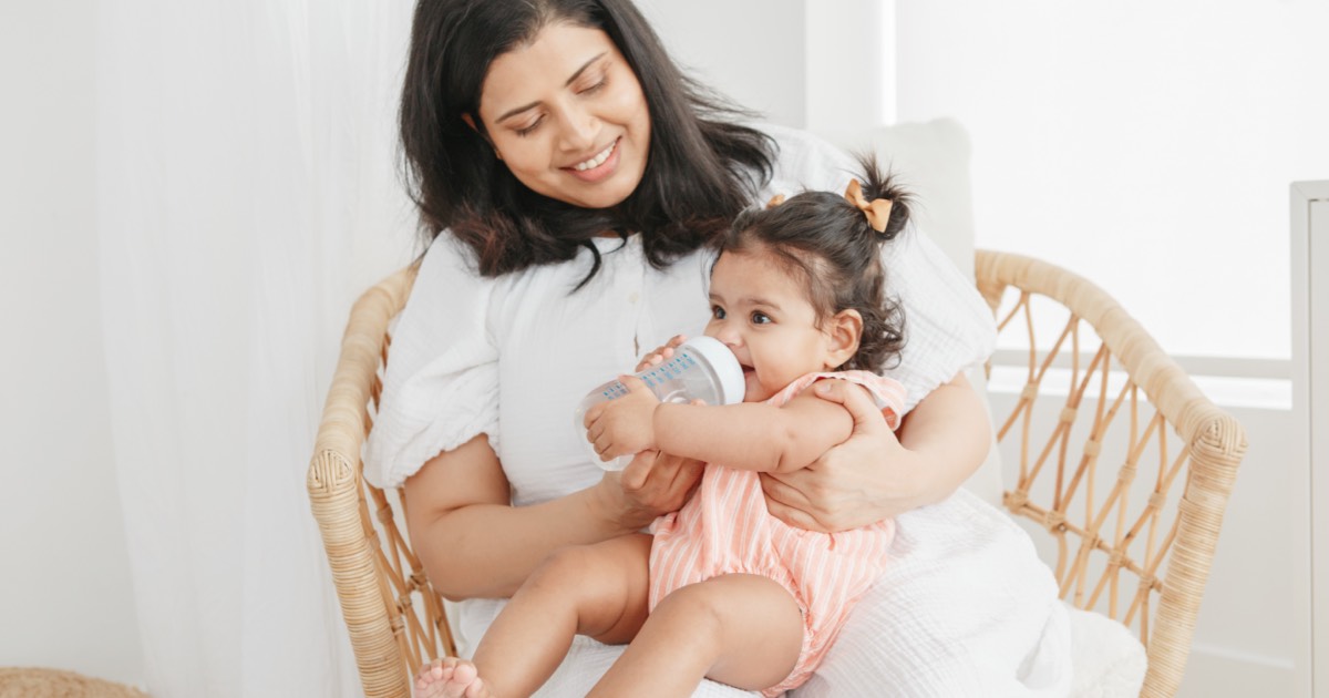 Dem Baby das Fläschchen geben: So gelingt das Bonding