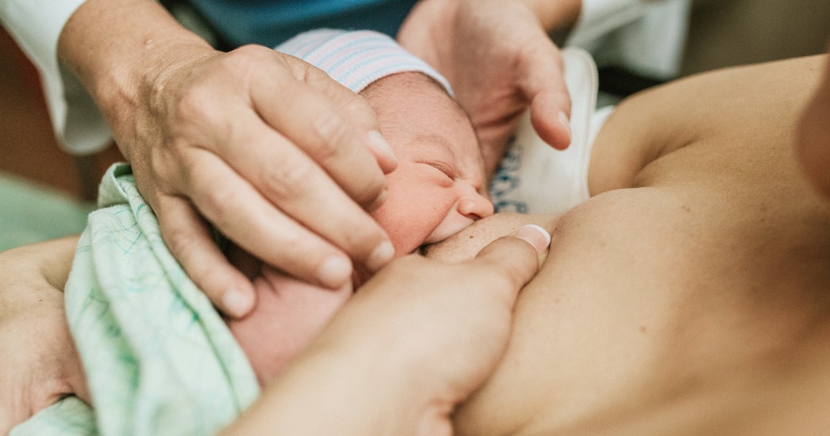 Mutter und Baby an der Brust beim Stillen