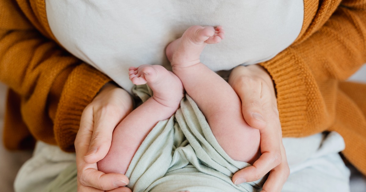 Baby schläft auf Brust der Mutter
