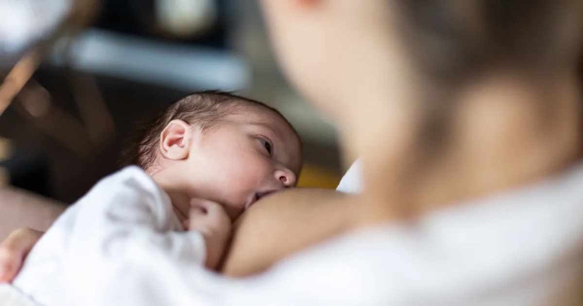 Junge Mutter spielt mit Baby