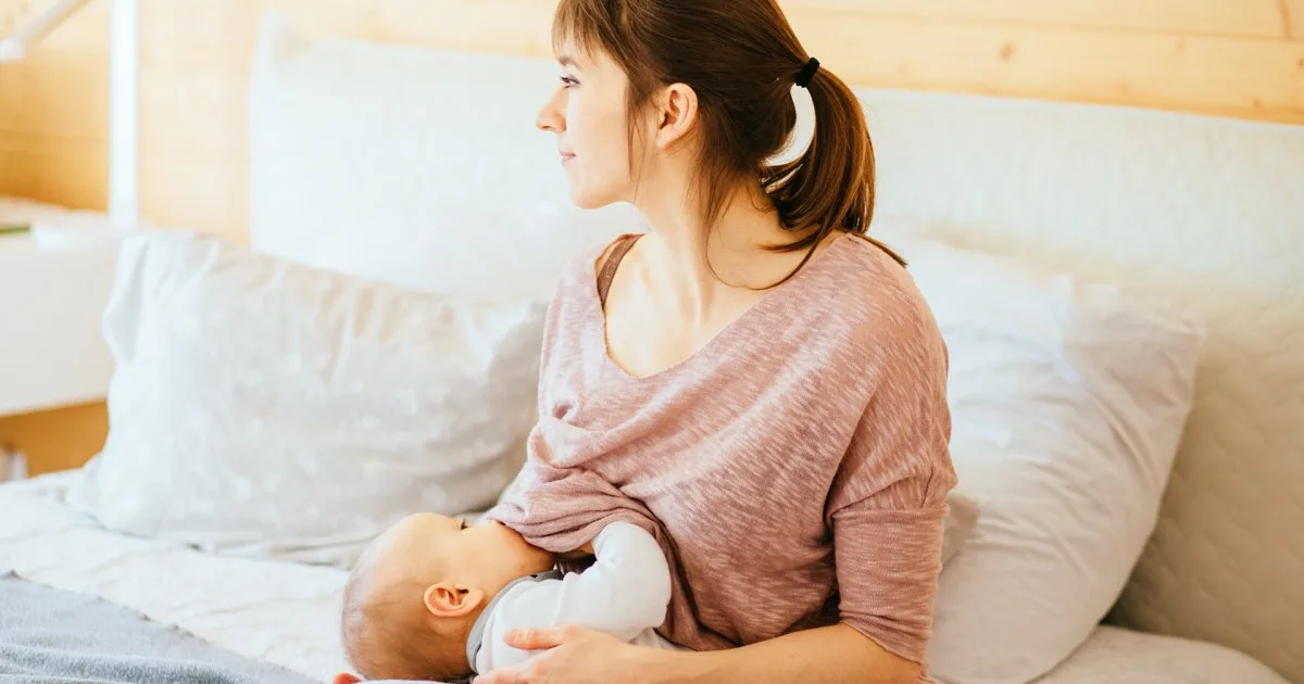 Junge Mutter stillt ihr Baby im Krankenhaus