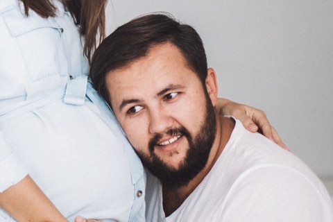 Vater hört Bauch der Schwangeren