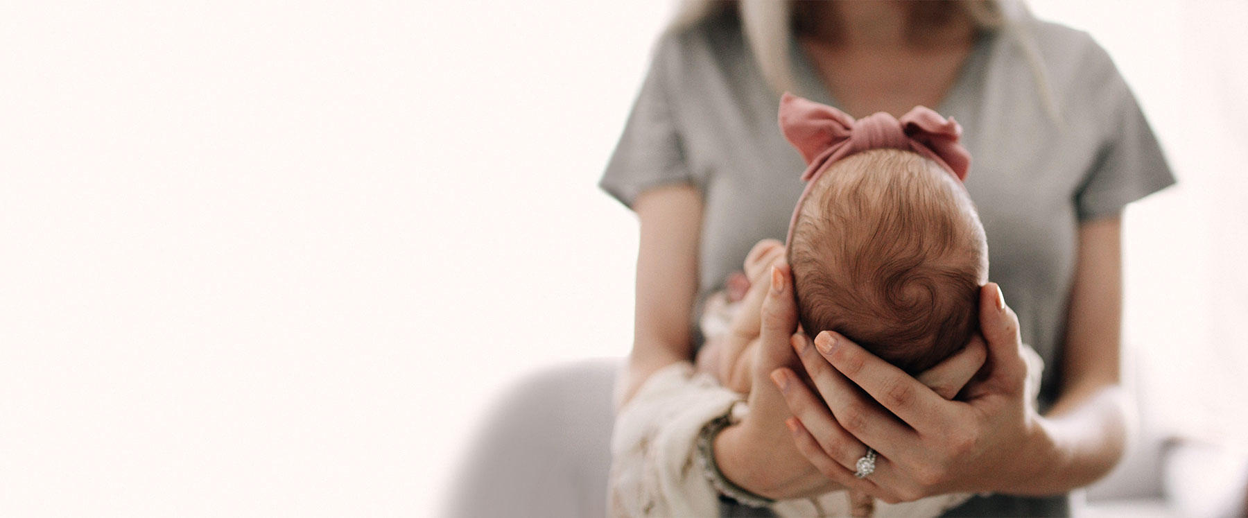 Kategorienbild einer Frau die ihr Baby in Händen hält