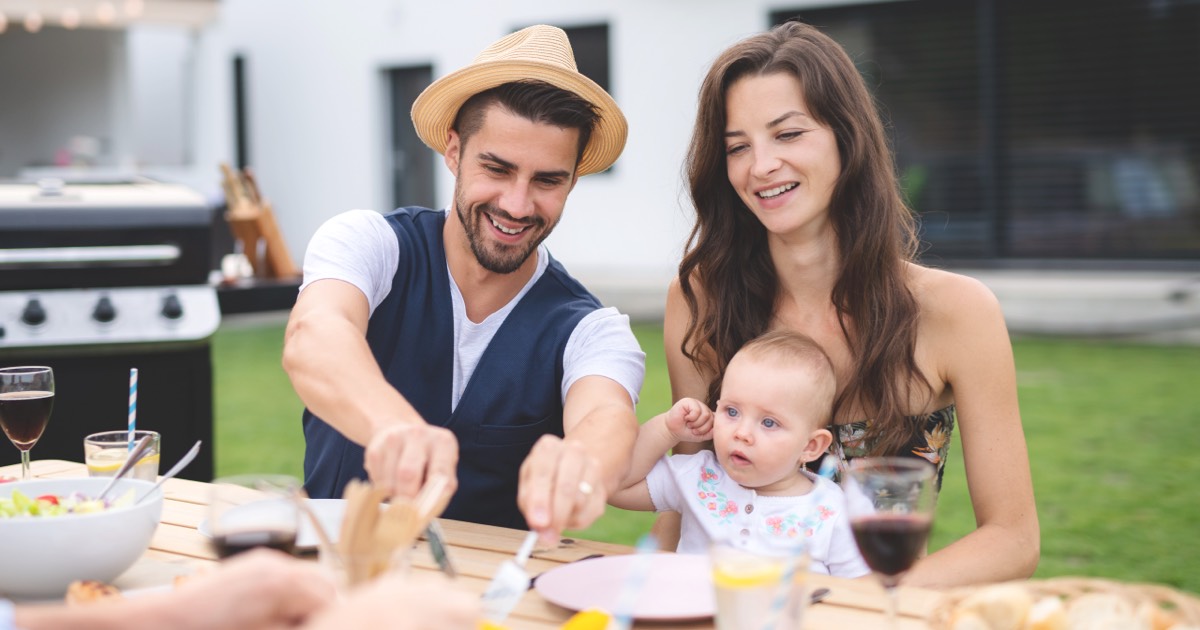 Familie beim Grillen mit Kleinkind