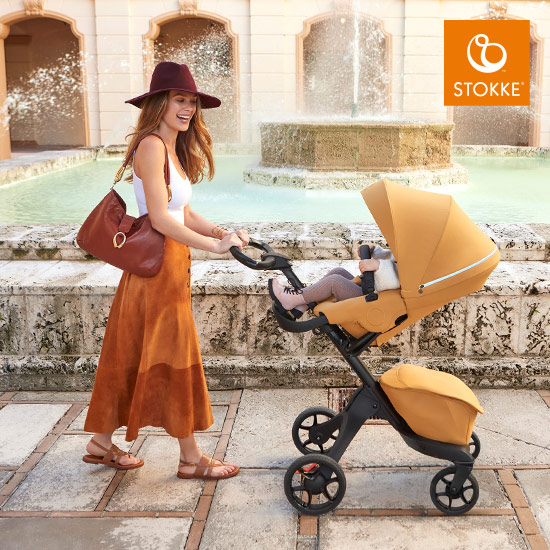 Der Kinderwagen Stokke® Xplory® X mit Mutter in einem italienischen Innenhof