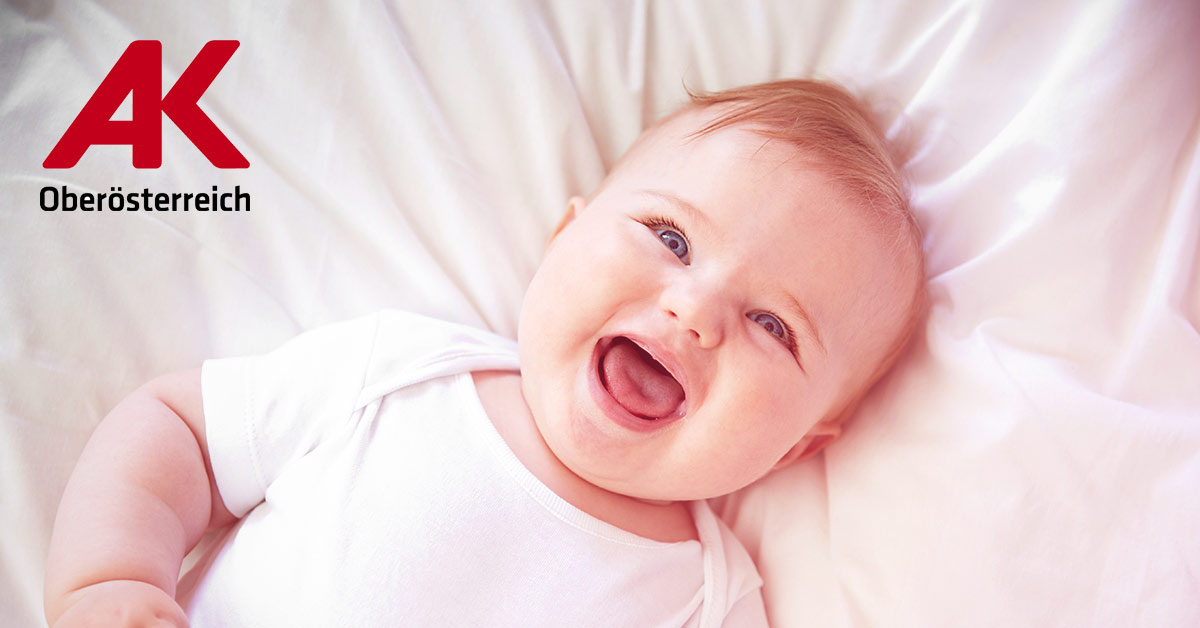 Lachendes Baby von oben fotografiert