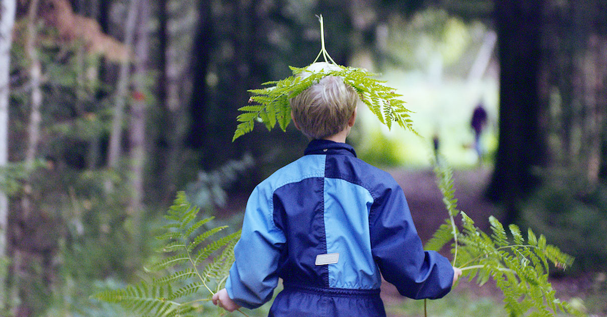 Kindheit der Film Film-Still mit jungen im Wald der ein Blatt auf dem Kopf trägt