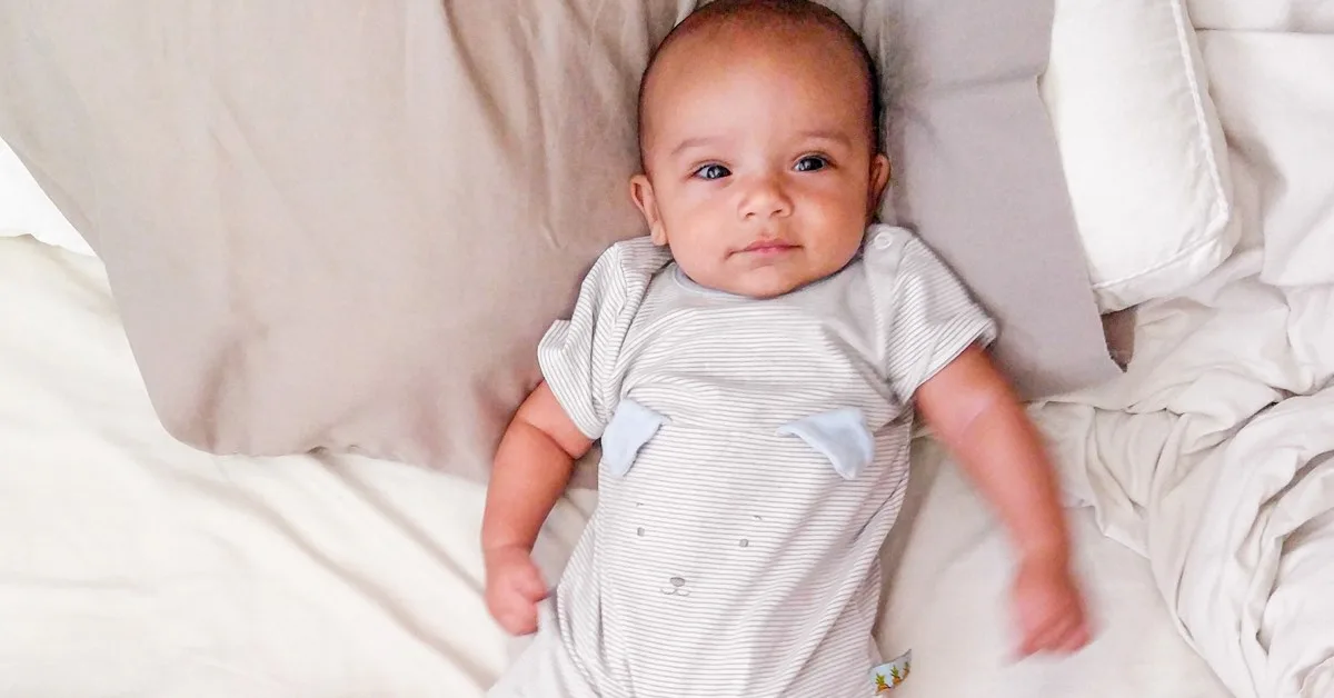 Baby liegt im Bett