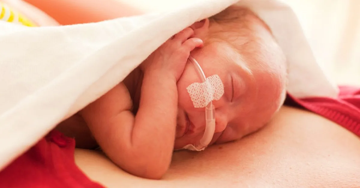 Baby liegt im Bett