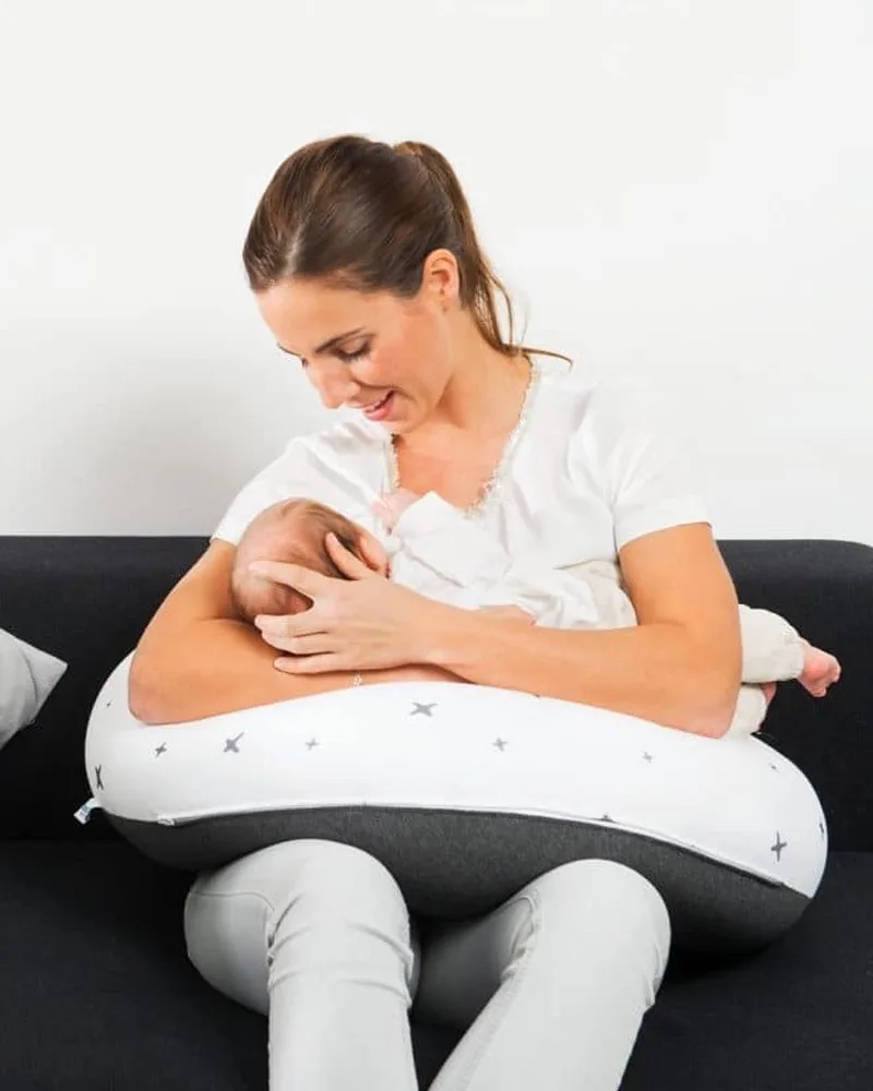 Mutter stillt Baby auf doomoo Stillkissen
