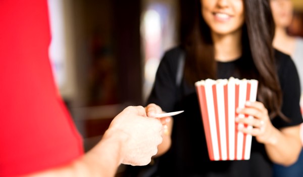 Mutter kauft Kinoticket für Babykino