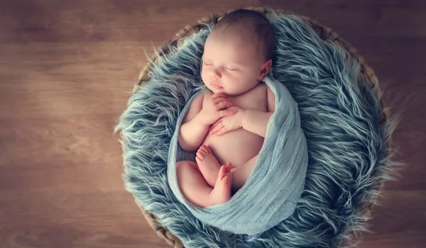 Liebes Baby in einem Korb aus der Vogelperspektive fotografiert