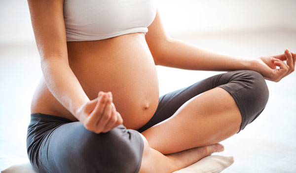 Schwangere Mutter beim Yoga