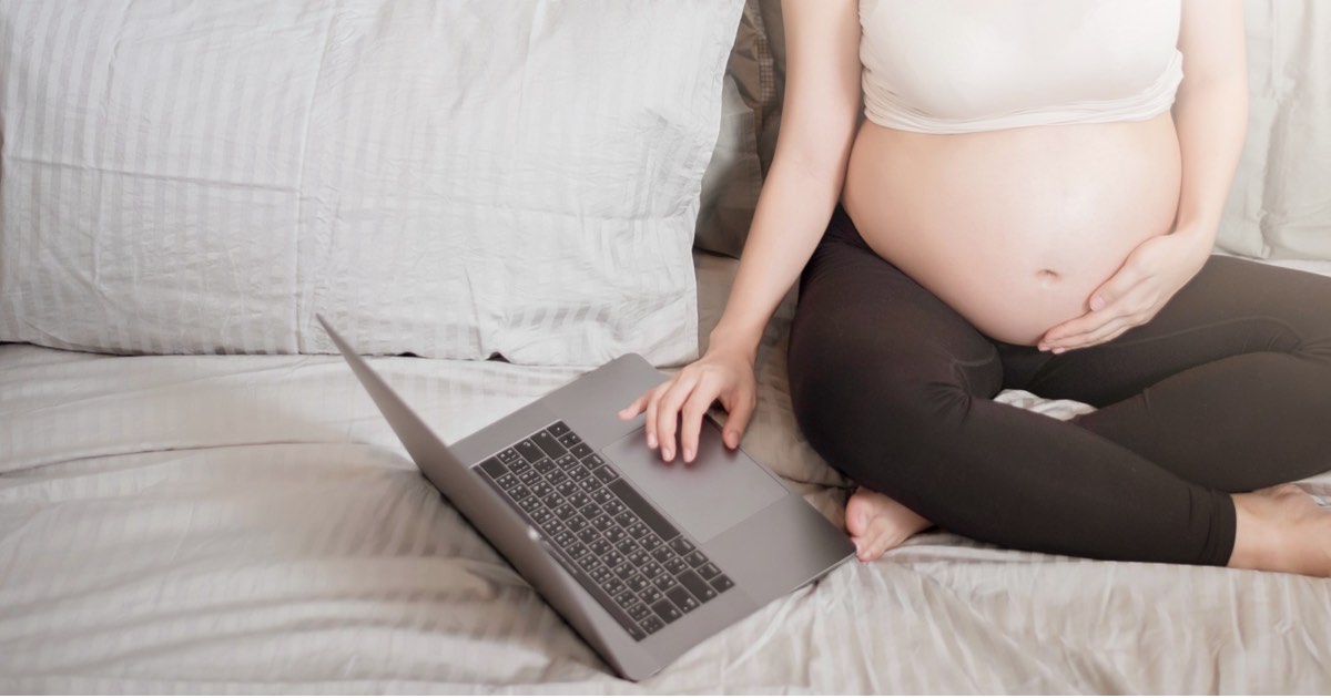 Schwangere Frau informiert sich im Internet